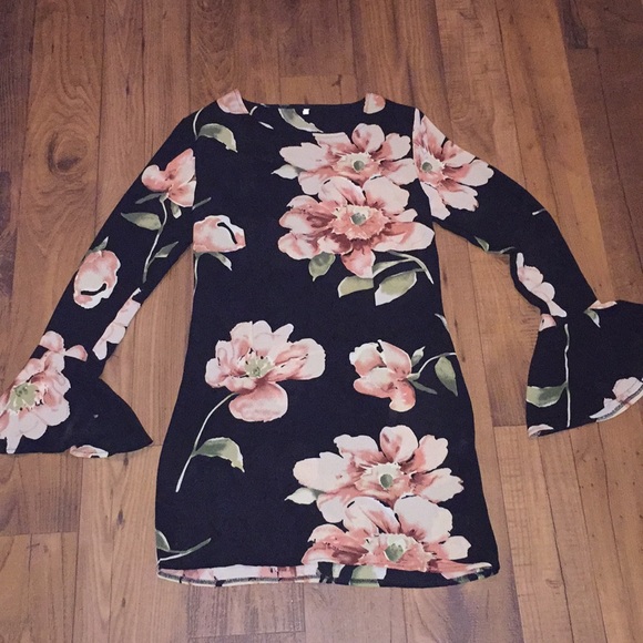 Light weight summer dress with bell sleeves. - Picture 1 of 2